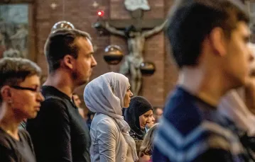 Muzułmanie podczas nabożeństwa w kościele Najświętszego Serca Pana Jezusa w Pradze, 10 sierpnia 2016 r. / Fot. Matej Divizna / GETTY IMAGES