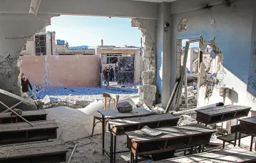 Szkoła we wsi Hass po ataku lotniczym. Prowincja Idlib, północno-zachodnia Syria, 26 października 2016 r. / Fot. Omar Haj Kadour / AFP / EAST NEWS