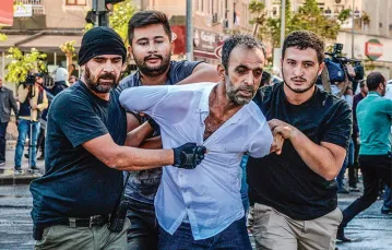 Policjanci w cywilnych ubraniach zatrzymują uczestnika protestów w Diyarbakır, 26 października 2016 r. / Fot. Ilyas Akengin / AFP / EAST NEWS