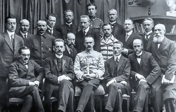 Rząd polski zaprzysiężony 18 listopada 1918 r. z Jędrzejem Moraczewskim jako premierem. W środku Piłsudski, obok po lewej Moraczewski. / Fot. Domena publiczna