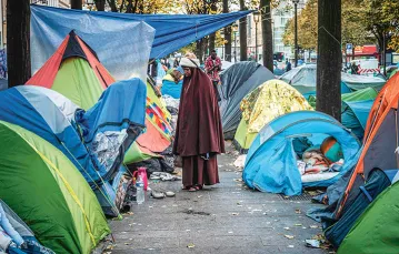 Namioty imigrantów przy paryskiej stacji metra Stalingrad – jedno z wielu miejsc we francuskiej stolicy, gdzie mieszkają przybysze ze zlikwidowanego obozu w Calais, 3 listopada 2016 r. / Fot. Lionel Bonaventure / AFP / EAST NEWS