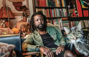 To nie Bob Marley, lecz autor „Krótkiej historii siedmiu zabójstw” – Marlon James. Harlem, Nowy Jork, wrzesień 2014 r. / Fot. Carolyn Cole / LOS ANGELES TIMES / GETTY IMAGES