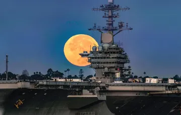 Superksiężyc nad lotniskowcem USS Theodore Roosevelt, Coronado, Kalifornia, 14 listopada 2016 r. / Fot. US NAVY / PO2 ABE MCNATT / AFP PHOTO / EAST NEWS