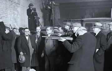 Policyjna rekonstrukcja masakry gangu Morana w garażu na North Clark Street, koroner Bundesen trzeci od prawej. Chicago, 1929 r. / Fot. Chicago History Museum / GETTY IMAGES