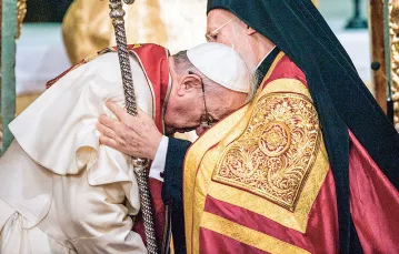 Patriarcha Ekumeniczny Konstantynopola Bartłomiej I błogosławi Franciszka, Stambuł, 30 listopada 2014 r. / Fot. Alessia Giuliani / CPP / POLARIS / EAST NEWS