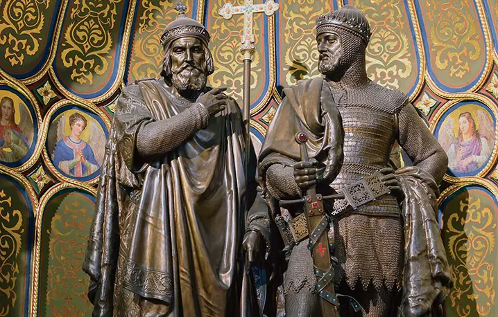 Pomnik Mieszka I i Bolesława Chrobrego dłuta Chrystiana Raucha z 1841 r. Bazylika Świętych Apostołów Piotra i Pawła w Poznaniu / Fot. Henryk Przondziono / FOTO GOŚĆ / FORUM