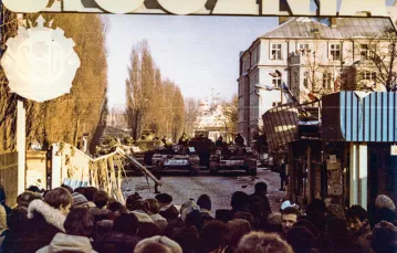 W środę 16 grudnia, około szóstej rano, władza przypuściła kolejny atak. Czołgi za rozbitą bramą Stoczni Gdańskiej, grudzień 1981 r. / Fot. Autor Nieznany / ZBIORY ECS 