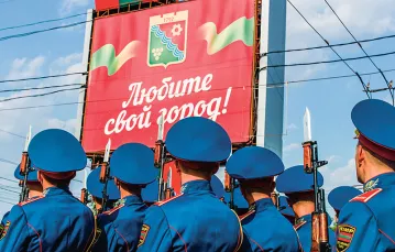„Kochajcie swoje miasto”. Ćwiczenia przed kolejną rocznicą nieuznania Naddniestrza, Tyraspol, sierpień 2015 r. / Fot. Sander de Wilde / Corbis / Getty Images