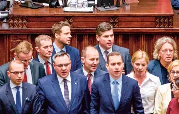 W środku marszałek Marek Kuchciński, posłowie opozycji obok i poniżej. 33. posiedzenie Sejmu VIII kadencji, 16 grudnia 2016 r. / Fot. Adam Zwart / REPORTER