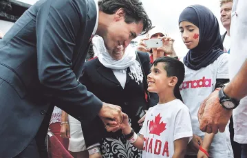 Premier Justin Trudeau z uchodźcami z Syrii podczas Dnia Kanady, Ottawa, 1 lipca 2016 r. / Fot. Chris Wattie / REUTERS / FORUM