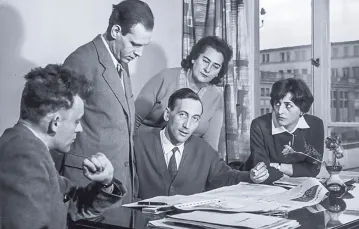 Tadeusz Mazowiecki oraz (od lewej): Wojciech Wieczorek, Juliusz Eska, maszynistka pani Rusek i Krystyna Wieczorek. Redakcja „Więzi”, 1961 r.  / Fot. Archiwum miesięcznika „Więź”