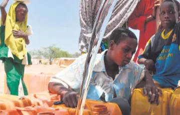 Po ewakuacji z należących do Nigru wysp na jeziorze Czad, w oczekiwaniu na pomoc Czerwonego Krzyża, maj 2015 r. / Fot. Issouf Sanogo / AFP / EAST NEWS
