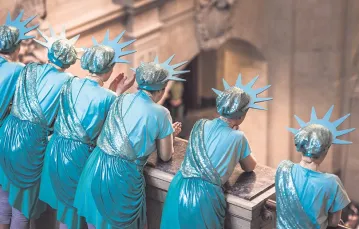 Karnawał w Dreźnie. Tancerki przebrane za Statuy Wolności oglądają występy innych grup tanecznych w siedzibie gubernatora Saksonii. Styczeń 2017. / Fot. Arno Burgi / AP / EAST NEWS