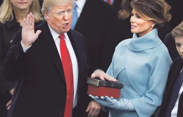 Donald Trump i jego dwie Biblie: własna (na wierzchu) i Abrahama Lincolna, Waszyngton, 20 stycznia 2017 r.  / Fot. Lucy Nicholson / REUTERS / FORUM