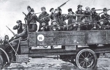 Grupa zbuntowanych żołnierzy i cywilów, Piotrogród, luty 1917 r.  / Fot. ULLSTEIN / GETTY IMAGES