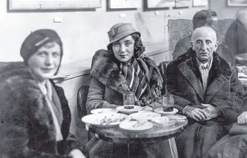 Bolesław Leśmian w kawiarni w Warszawie z córką Wandą, połowa lat 30. XX w. / Fot. NAC