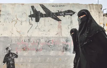 Mural w Sanie, stolicy Jemenu, przedstawiający amerykańskie drony, 7 lutego 2017 r. / Fot. Khaled Abdullah / REUTERS / FORUM