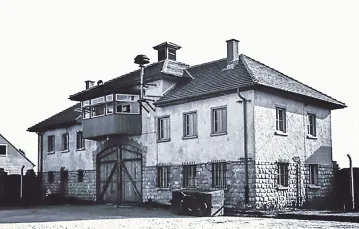 Brama obozowa (widok z czasu wojny) mieściła też bunkier, gdzie mordowano więźniów. Władze Austrii sprzedały ją w prywatne ręce, dziś jest to willa. / Fot. gusen.org