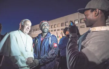 Franciszek w obozie dla uchodźców w Castelnuovo di Porto we Włoszech, marzec 2016 r. / Fot. AFP / OSSERVATORE ROMANO / EAST NEWS