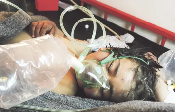 Jedna z dziecięcych ofiar ostatniego ataku gazowego, szpital w Maarat al-Numaan, północna Syria, 4 kwietnia 2017 r. / Fot. Mohamed Al-Bakour / AFP / EAST NEWS