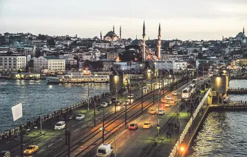 Most Galata w Stambule, marzec 2017 r. / Fot. Yasin Akgul / AFP / EAST NEWS