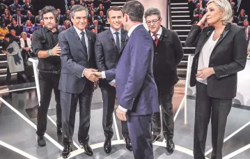 Przed debatą telewizyjną kandydatów na prezydenta. Od prawej: Marine Le Pen, Jean-Luc Mélenchon, Benoît Hamon (tyłem), Emmanuel Macron i François Fillon. Paryż, 20 marca 2017 r. / Fot. Patrick Kovarik / REUTERS / FORUM