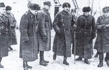 Gen. Władysław Anders (w środku z laską) na inspekcji oddziałów swojej armii. Związek Sowiecki, rok 1941 lub 1942. / Fot. NAC