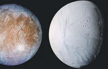 Fot. NASA / Europa, księżyc Jowisza (po lewej) oraz Enceladus, księżyc Saturna
