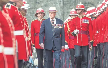 Książę Filip wśród żołnierzy Królewskiego Kanadyjskiego Regimentu. Toronto, 27 kwietnia 2013 r.  / Fot. Fred Thornhill / REUTERS / FORUM