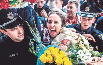 Dżamała, Tatarka z Krymu, zwyciężczyni ubiegłorocznego konkursu Eurowizji, witana na lotnisku w Kijowie, 15 maja 2016 r. / Fot. Roman Baluk / REUTERS / FORUM