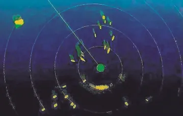 Ekran radaru statku „Costa Azzurra”, który w nocy z 5 na 6 maja 2017 r. podjął z wód Cieśniny Sycylijskiej ok. 500 imigrantów. Pozostałe 400 osób na łodziach (to widoczne na fotografii żółte plamy) oczekiwało na ratunek / Fot. TWITTER.COM / OPENARMS_FUND