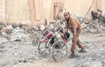 Kto tylko może, ten ucieka z miasta: to zdjęcie zostało zrobione w Mosulu 10 maja 2017 r. / Fot. Maya Alleruzzo / AP / EAST NEWS