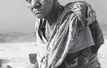 80-letnia Leah Kipemba z wioski na północnym zachodzie Tanzanii. Sąsiedzi oskarżyli ją o czary, gdy zmarły wszystkie jej dzieci.  / Fot. Myriam Meloni
