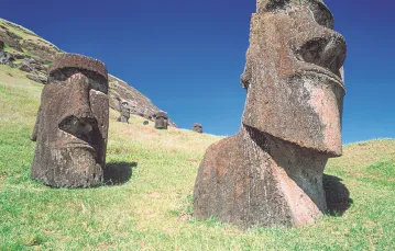 Posągi moai na Wyspie Wielkanocnej / Fot. EAST NEWS