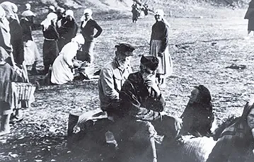 Po lewej: Żydzi podczas transportu z włocławskiego getta do Chełmna nad Nerem, kwiecień 1942 r. Z prawej: członkowie komisji z Zofią Nałkowską (w futrze) obok ruin spichlerza w Chełmnie, maj 1945 r. / Fot. YAD VASHEM