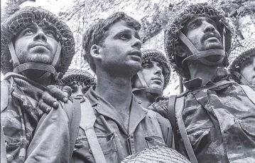Izraelscy spadochroniarze przed Ścianą Płaczu w Jerozolimie, czerwiec 1967 r. / Fot. National Photo Collection of Israel