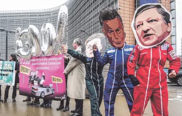 Demonstranci domagają się wstrzymania uprawnień emerytalnych byłemu szefowi Komisji Europejskiej Josému Barroso, Bruksela, 12 października 2016 r. / Fot. Wiktor Dąbkowski / PAP