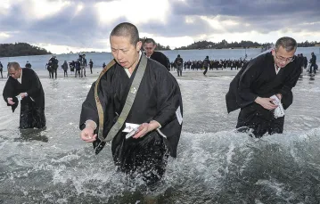 Modły mnichów buddyjskich w intencji ofiar tsunami. Plaża w pobliżu Fukushimy, marzec 2017 r. / Fot. Yomiuri Shimbun / AP / EAST NEWS