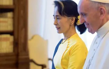 Podczas niedawnej podróży do Europy pani Aung San Suu Kyi spotkała się także z papieżem Franciszkiem. Watykan, 4 maja 2017 r. / Fot. Pool Vaticano / REX / SHUTTERSTOCK / EAST NEWS
