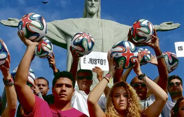 Protest przeciw wydawaniu publicznych pieniędzy na organizację mundialu – w tle słynny posąg Chrystusa. Rio de Janeiro, 29 kwietnia 2014 r. / Fot. Marcos de Paula / AFP / EAST NEWS
