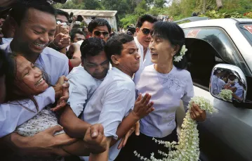 Liderka opozycji Aung San Suu Kyi przed siedziba swej partii, w dzien po wyborach; Rangun, 2 kwietnia 2012 r. / fot. Soe Than Win / AFP / East News