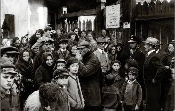 Kopalnia wosku w Borysławiu. Rodziny strajkujących górników, 1933 r. / fot. Narodowe Archiwum Cyfrowe