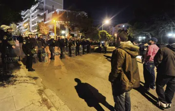 Kordon policji wokół stadionu, na którym przemawia lider partii PASOK Evangelos Venizelos. Ateny, 19 kwietnia 2012 r. / Fot. Louisa Gouliamaki / AFP / East News