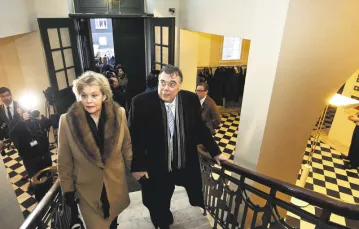 Były premier Islandii Geir Haarde przybywa z żoną do budynku sądu w Reykjaviku, 5 marca 2012 r. / Fot. Kristinn Ingvarsson, AP, East News