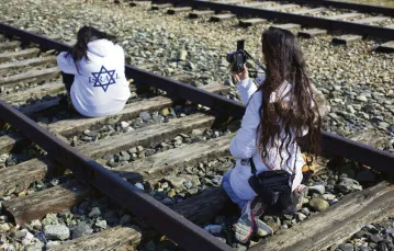 Yom HaShoah - Dzień Pamięci Zagłady. Młodzież izraelska w obozie Auschwitz podczas Marszu Żywych, 2010 r. / fot. Tomasz Wiech
