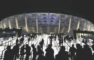 Stadion Olimpijski w Kijowie po zakończeniu gruntownej przebudowy dla potrzeb Euro. To tu odbędzie się – bojkotowany przez zachodnich polityków – finałowy mecz Mistrzostw Europy. / Fot Sergei Supinsky, AFP, East News