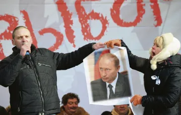 Siergiej Udalcow, lider Lewego Frontu i aktywistka Jewgienija Czirikowa na wiecu opozycji. Moskwa, 4 lutego 2012 r. / fot. Kirill Kudryavtsev / AFP / East News