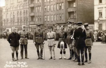Oficerowie alianccy na placu Moltkego w Bytomiu (dziś plac Sobieskiego), 1921 r. / fot. Muzeum Górnośląskie w Bytomiu