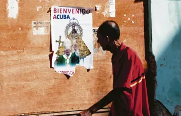 Kubański Kościół walczy o zapewnienie wiernym miejsca w coraz bardziej pluralistycznym społeczeństwie. Na zdjęciu: plakat witający Benedykta XVI, Hawana, 20 marca 2012 r. / fot. AFP / East News