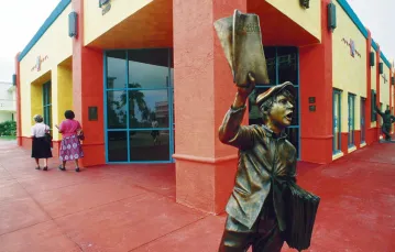 Pomnik gazeciarza w Miami Beach na Florydzie, USA / fot. Sylvain Grandadam / East News